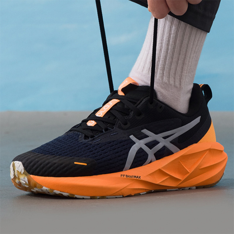 Running Gear Asics - アシックス メンズ ランニングシューズ NOVABLAST5 衝撃吸収性、快適性、通気性を備えたロードランニングトレーニングシューズ 1011C119-400